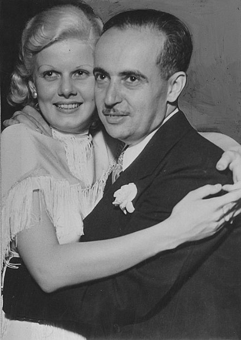 Jean as seen posing with husband Paul Bern in 1932