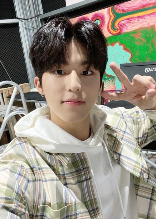 Jeongwoo as seen in a selfie that was taken in the past