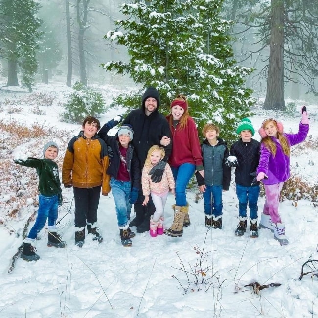 Jessica Skube in a picture that was taken in February 2021, with her beau Chris Skube and her children Lilia Esquilin, Kaden Roque, Tommy Skube, Addelyn Skube, Landen Roque, Caden Skube, and Kyson Roque