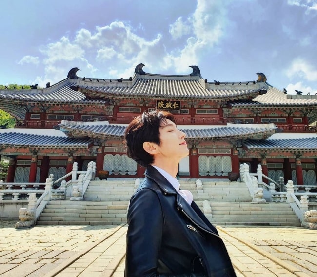 Lee Joon-gi as seen while posing for the camera in May 2020