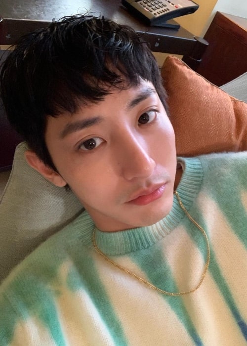 Lee Soo-hyuk clicking a selfie in April 2020