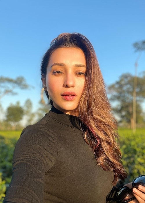 Mimi Chakraborty taking a sun-kissed selfie in November 2020