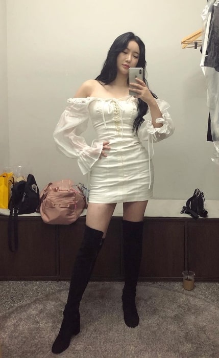 Minyoung taking a mirror selfie in November 2020