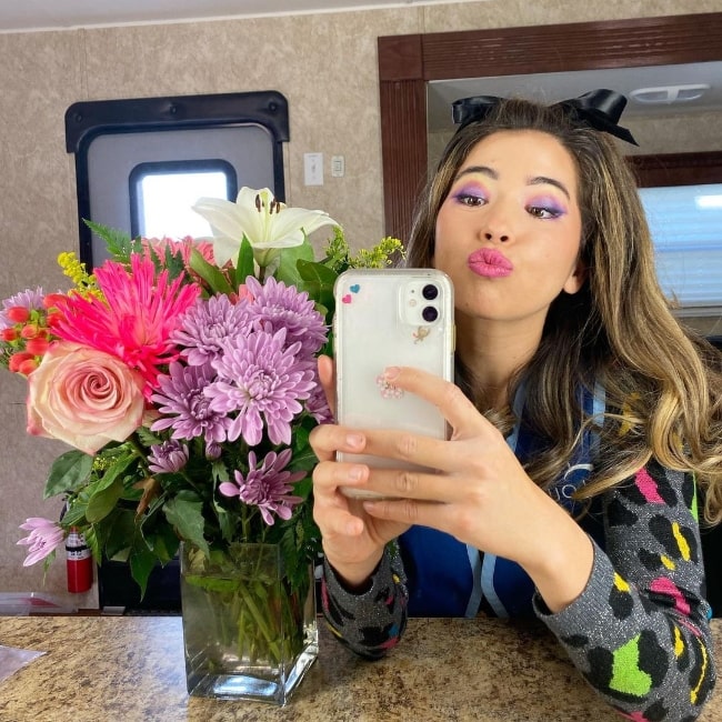 Nichole Sakura taking a mirror selfie in December 2020