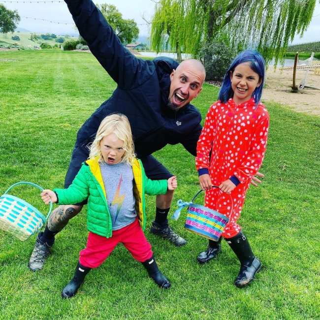 Willow Hart (right) as seen smiling together with her family in 2020