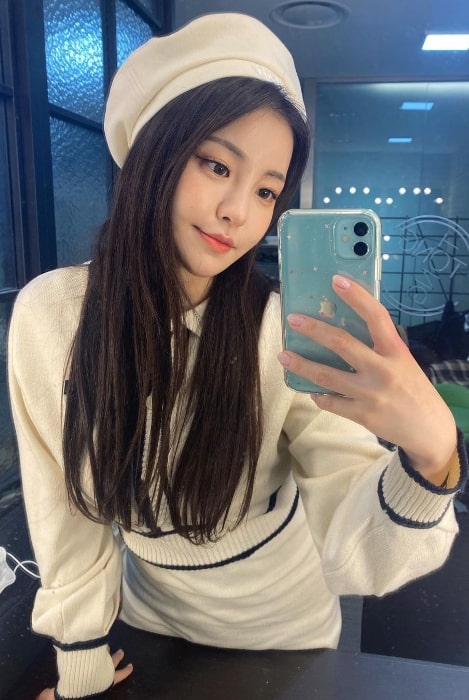 Yujeong taking a mirror selfie in March 2021