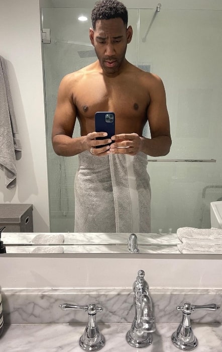 Anthony Alabi clicking a shirtless mirror selfie in Los Angeles, California in March 2021