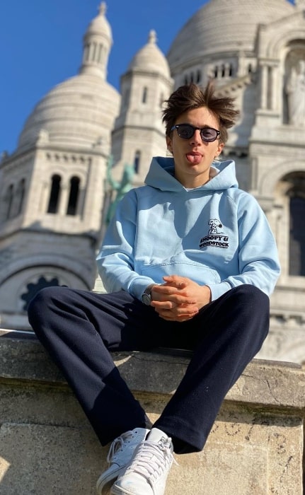 Axel Auriant posing for the camera at Basilique du Sacré-Cœur de Montmartre in March 2021