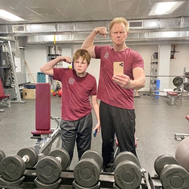 Jordan Matter with his son having fun wearing matching clothes in November 2019