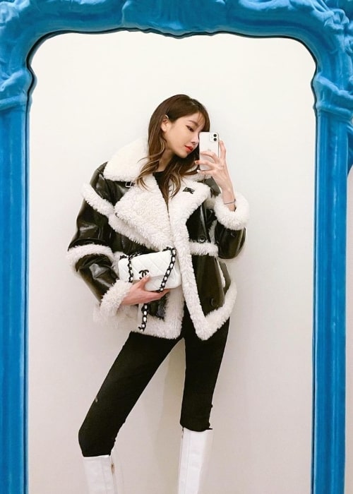 Kim Joo-ri as seen while taking a mirror selfie in December 2020