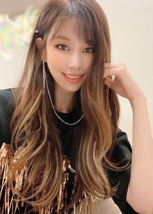 Kim Joo-ri smiling for a selfie in June 2020