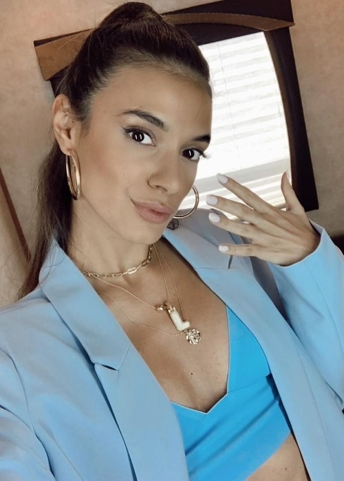 Laysla De Oliveira clicking a selfie in March 2021