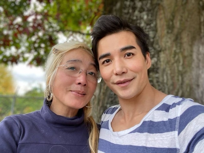 Ludi Lin clicking a selfie with his mother in October 2020