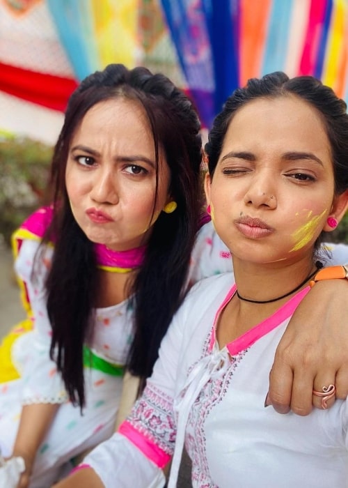 Roopal Tyagi (Left) and Aarushi Sharma pouting for a selfie in March 2021