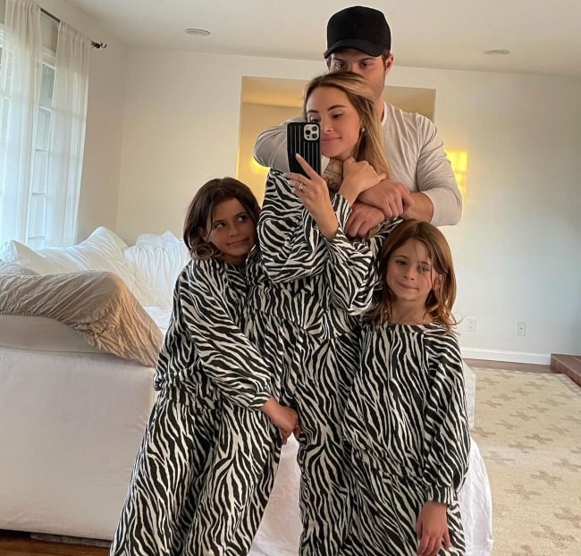 Amanda Stanton with her best friends in March 2021