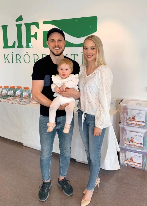 Arna Ýr Jónsdóttir and her beau Vignir Þór Bollason along with their daughter Ástrós Metta Vignisdóttir in May 2020