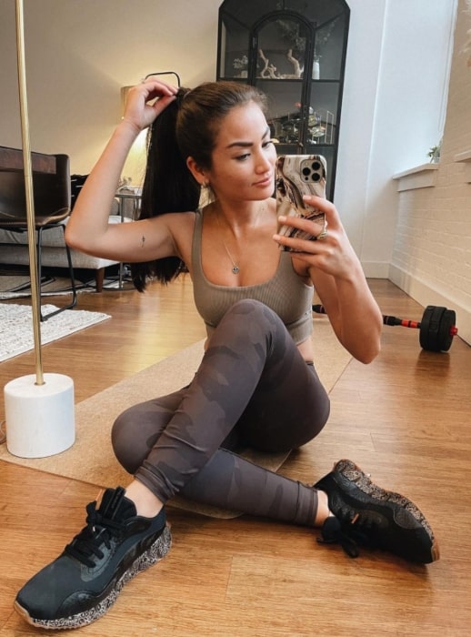 Caila Quinn in February 2021 doing a workout in an apartment and using the strangest things as weights