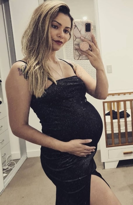 Dani Soares as seen while taking a mirror selfie showing her baby bump in an Instagram post in May 2021