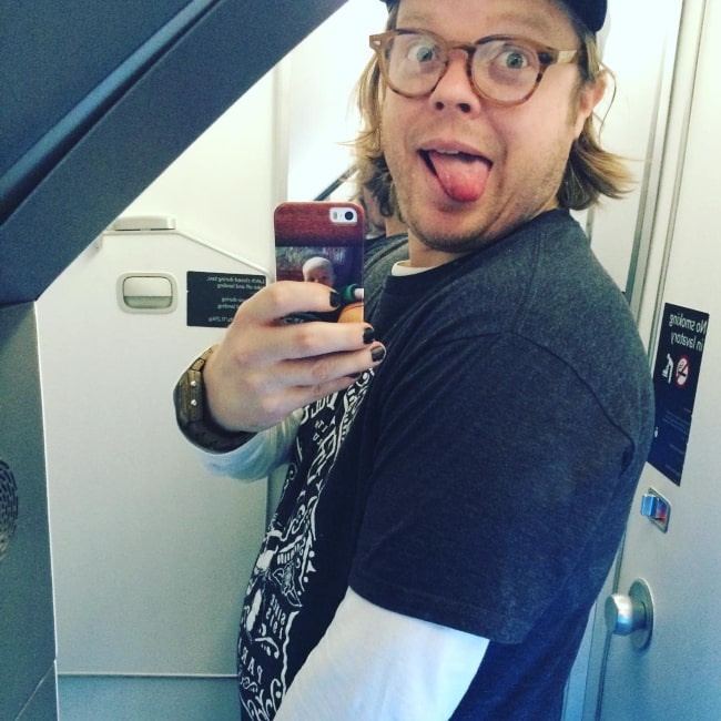 Elden Henson sharing an airplane selfie in November 2015