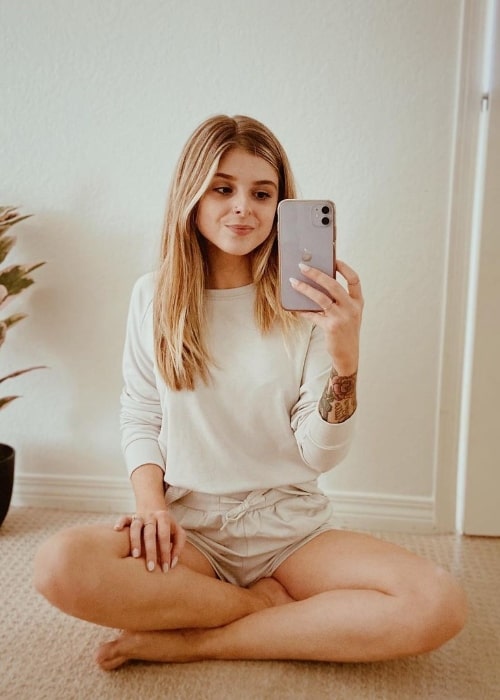 Isabella Palmieri as seen while taking a mirror selfie in Los Angeles, California in March 2021