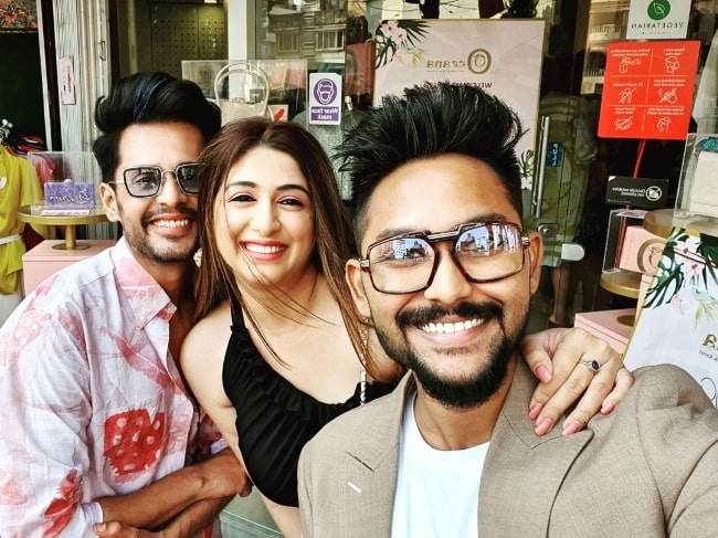 Jaan Kumar Sanu (Right) clicking a selfie with Shardul Pandit and Vahbiz Dorabjee