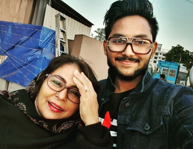 Jaan Kumar Sanu as seen while taking a selfie with his mother