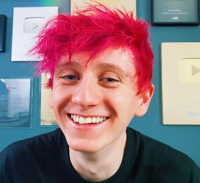 JackSucksAtLife in January 2021 showing how Mrbeast made him turn his hair pink