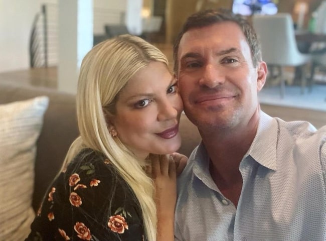 Jeff Lewis taking a selfie with Tori Spelling