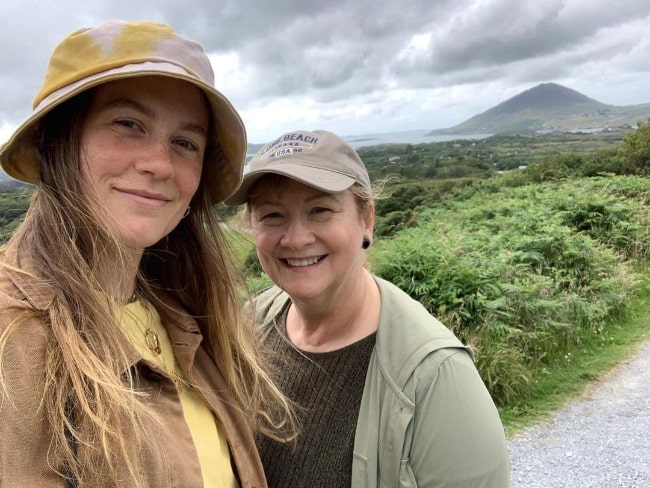 Laura Dreyfuss taking a selfie with her mother on their trip to Ireland in 2019