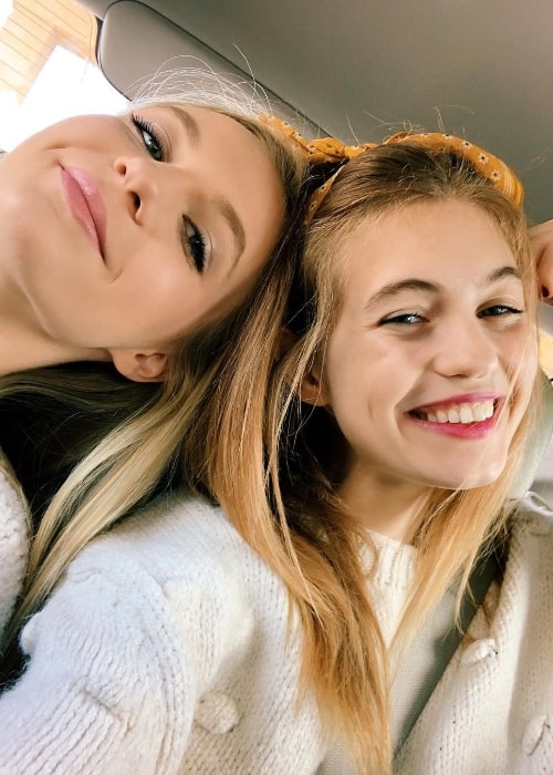 Olivia Welch (Right) and Elizabeth Welch smiling in a selfie in an Instagram post in March 2019