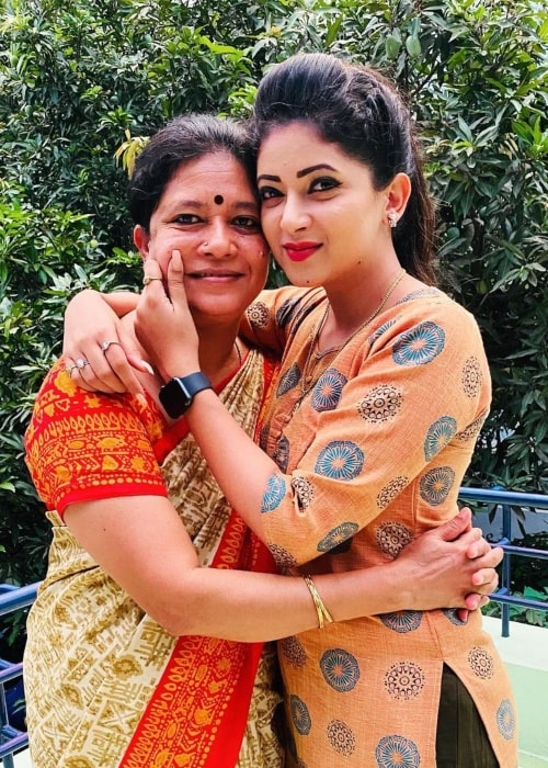 Pallavi Gowda as seen in a picture that was taken with her mother Lakshmi on the day of mother's day in May 2021