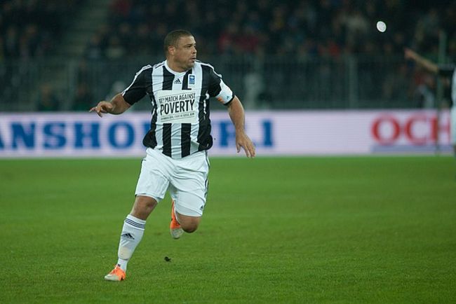 Ronaldo plays in the Match Against Poverty in 2014