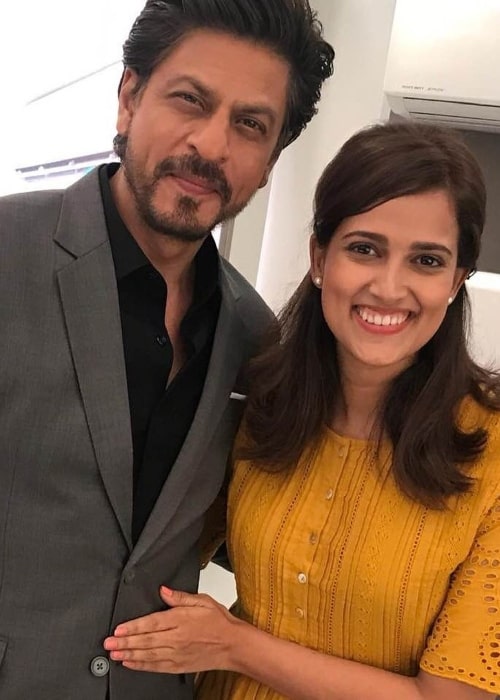 Rucha Inamdar smiling for a picture alongside Shahrukh Khan