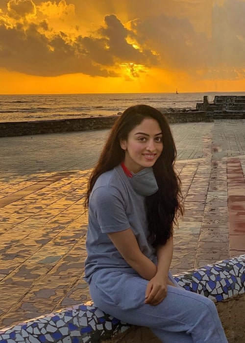 Sandeepa Dhar smiling for a picture while enjoying a sunset at Carter Road Beach in Mumbai, Maharashtra in July 2020