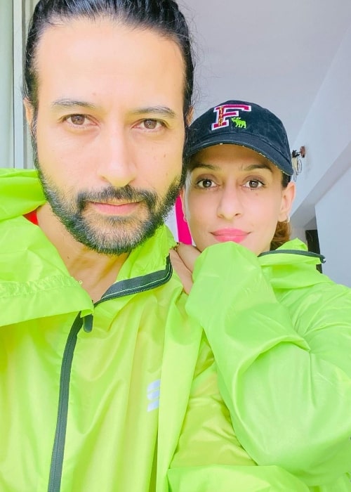 Apurva Agnihotri taking a selfie with wife Shilpa Saklani in June 2021