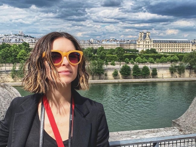 Brooke Lyons posing for a picture at Musée d'Orsay in Paris, France