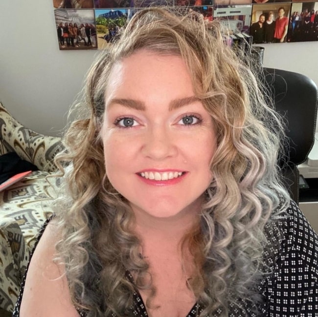 Colleen Hoover Height, Weight, Age, Spouse, Family, Facts, Biography