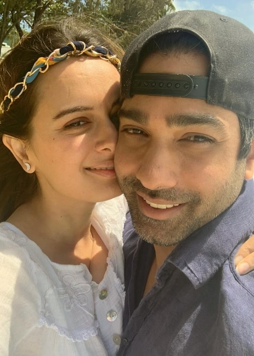 Evelyn Sharma smiling in a selfie with Tushaan Bhindi in April 2021