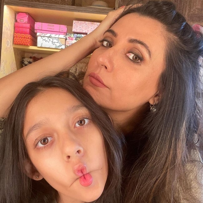 Mini Mathur posing for a picture with her daughter in March 2021