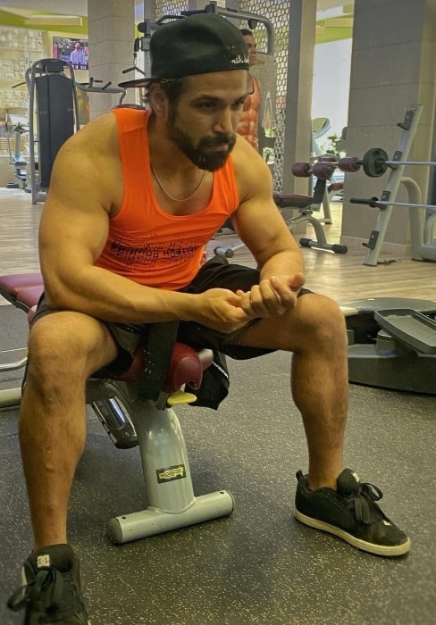 Rithvik Dhanjani showing his gym mirror face in February 2021