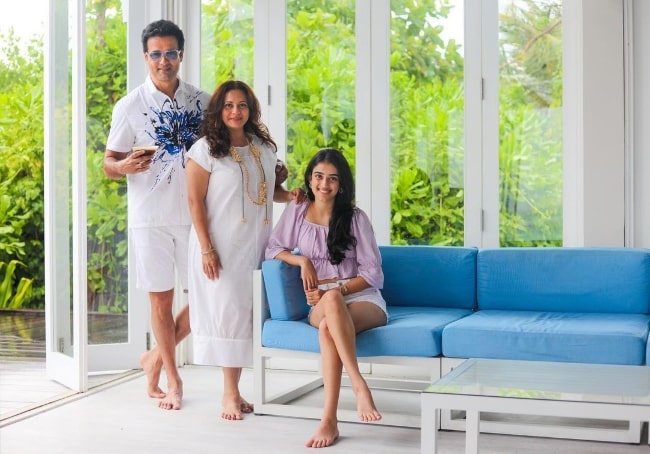 Rohit Roy posing for the camera with his wife and their daughter in March 2021