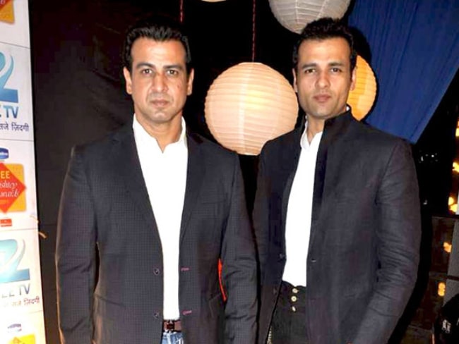 Ronit Roy (Left) and his brother Rohit Roy attending the Zee Rishtey Awards 2011