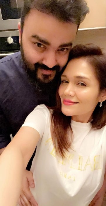 Sonu Kakkar as seen while taking a selfie with husband Neeraj Sharma