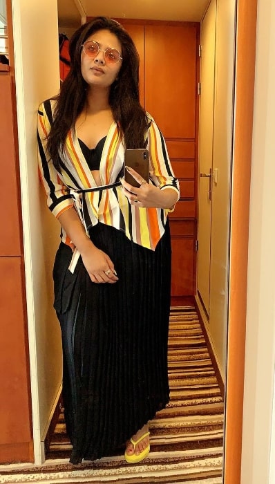 Sreemukhi taking a mirror selfie in Mumbai, Maharashtra in 2020