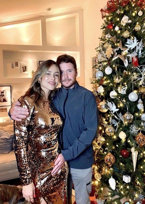 Zulay Henao and Kevin Connolly posing for a Christmas picture in December 2020