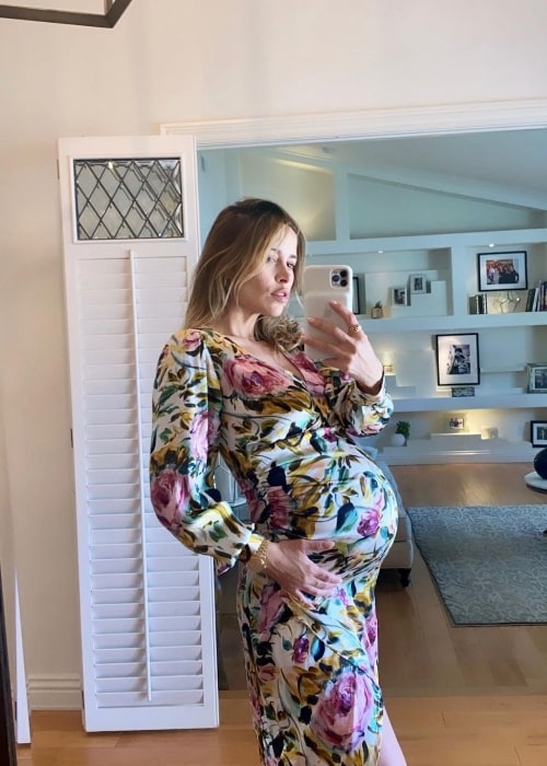 Zulay Henao taking a selfie showing her baby bump in April 2021