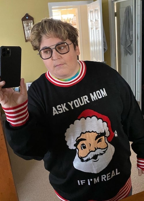Andy Milonakis clicking a mirror selfie in December 2019