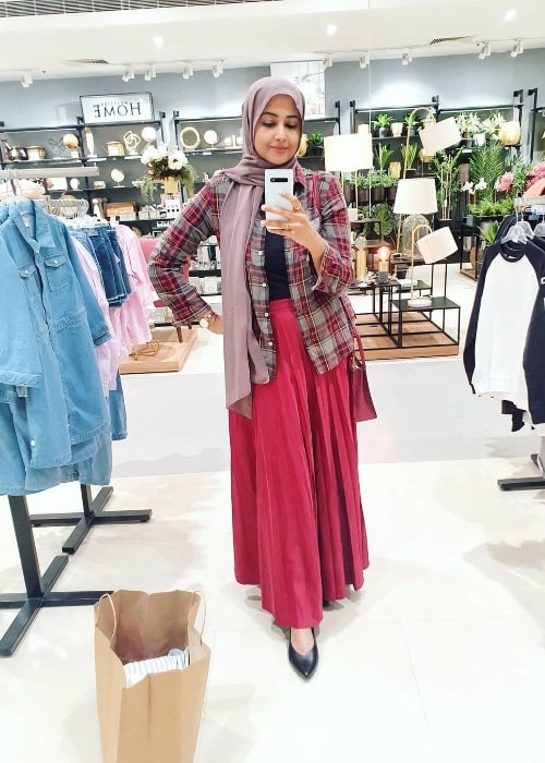 Anjum Farooki clicking a mirror selfie