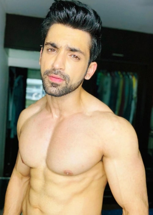 Arjit Taneja posing shirtless for the camera in July 2021