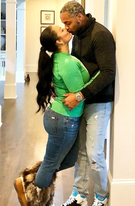 Egypt Sherrod pictured while kissing her husband DJ Mike Jackson